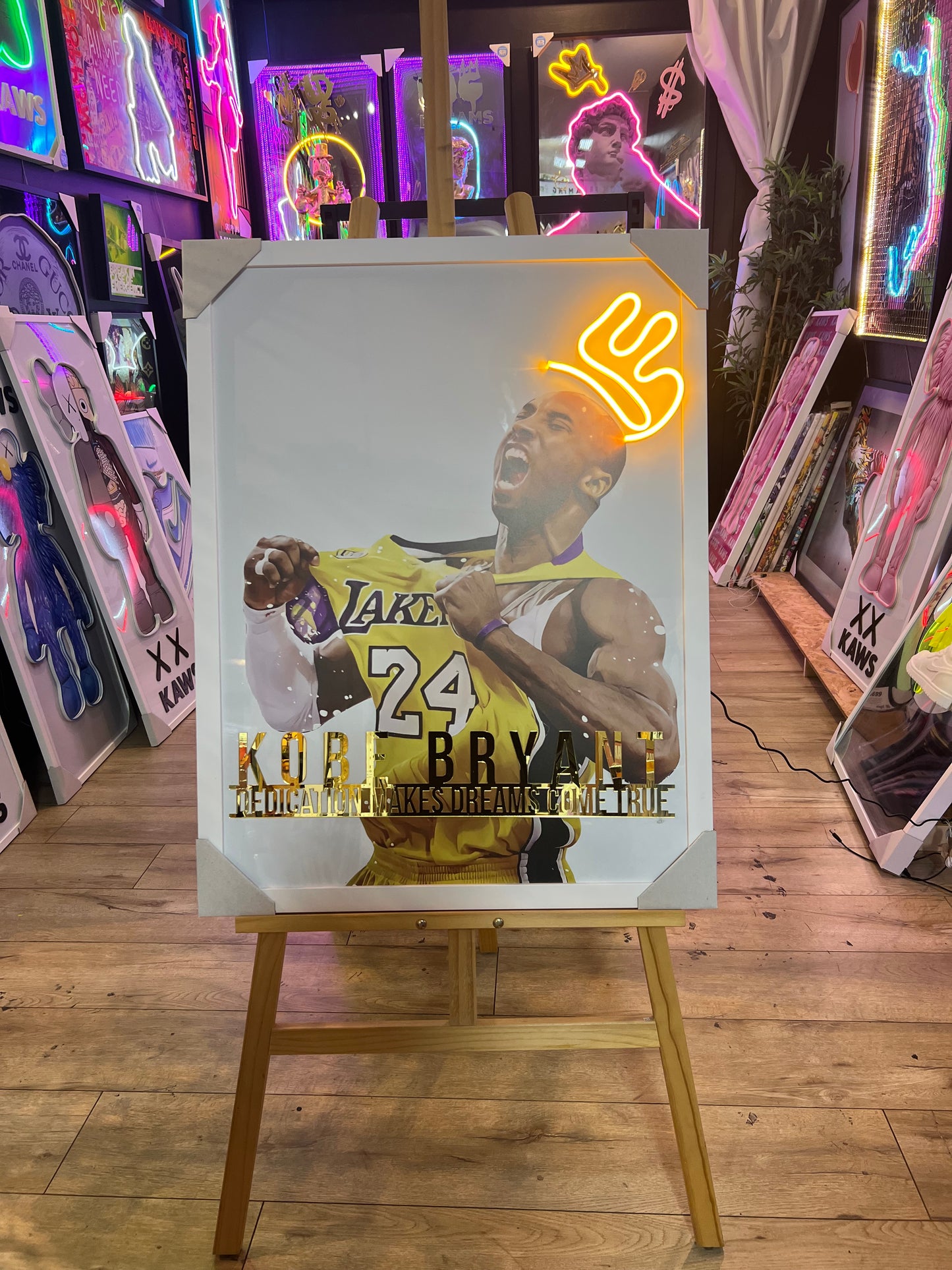 Kobi Bryant "Dedication Makes Dreams Come True" LED | 850x650mm